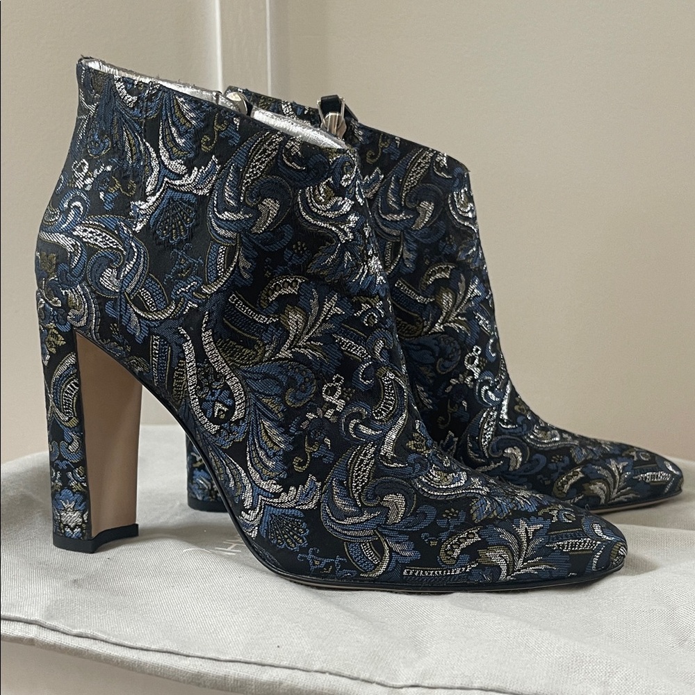 Manolo Blahnik Brusta 105 Navy Embroidered Ankle Booties Size 38.5 NWT